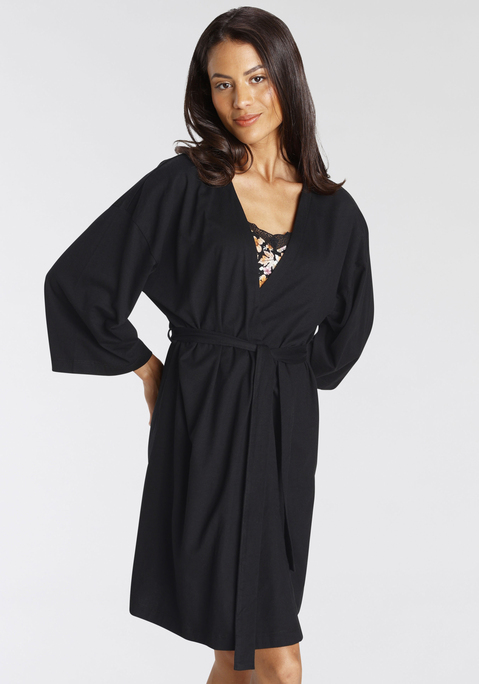Bild: Kimono von Vivance Dreams: Femininer Kimono in kurzer Länge und weiten 3/4-Ärmeln. Aus 50% Baumwolle, 50% Viskose. Mit jedem Kauf eines Artikels aus Cotten made in Africa untestützt Du die Initiative.