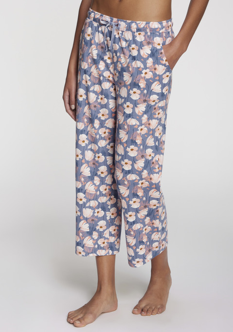 Bild: Culotte von Vivance Dreams: Charmante Culotte von Vivance Dreams mit schönem Allovermuster. Praktische Eingrifftaschen. Femininer Stil mit Gummizugbund und Bindeband. Ideal als Schlafanzughose. Angenehmes Tragegefühl durch Baumwoll-Viskose-Qualität. Trageangenehmer Baumwollmix.