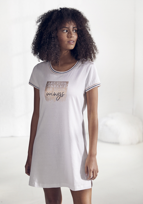 Bild: Nachthemd von Vivance Dreams: Nachthemd mit kurzen Armen von Vivance Dreams mit Foildruck. In Minilänge mit Tapes an den Ärmelsäumen. Obermaterial: 100% Baumwolle (unterstützt Cotton made in Africa)