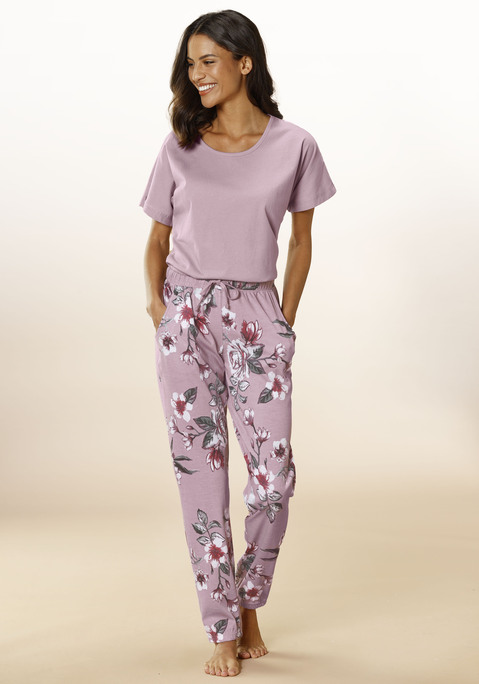 Bild: Pyjama von Vivance Dreams: Pyjama mit schönem Blumen Allover-Druck aus Weiche Single Jersey-Qualität aus Baumwolle. Mit jedem Kauf eines Artikels aus Cotton made in Africa untestützt Du die Initiative.