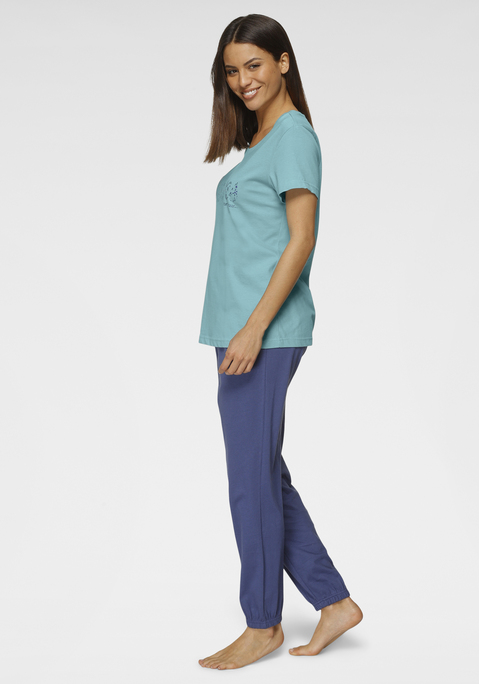 Bild: Pyjama von Vivance Dreams: Toller Look für die Nacht! Das Set besteht aus einem Kurzarm- und Langarmshirt mit Rundhalsausschnitt und modischem Frontdruck in Spitzendessin und einer langen, schmalen Hose mit elastischem Tunnelzugbund, seitlichen Eingrifftaschen und Gummizug am Saum.  Single-Jersey-Qualität aus 100% Baumwolle.
