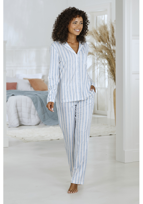 Bild: Pyjama von Vivance Dreams: Klassischer Pyjama mit Alloverprint von Vivance Dreams. Langarmshirt mit Reverskragen, durchgehender Knopfleiste und aufgesetzter Brusttasche. Lange Hose mit elastischem Kordelzugbund und Eingrifftaschen. Angenehm weiche Qualität aus einer Baumwoll-Viskosemischung.