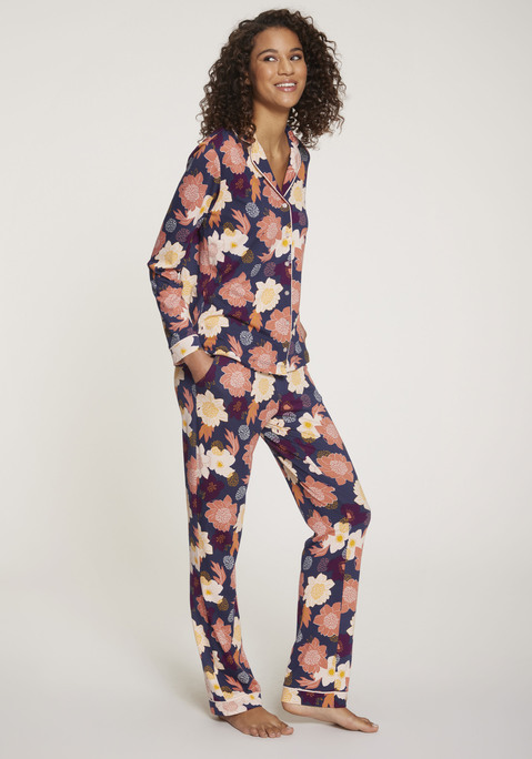 Bild: Pyjama von Vivance Dreams: Klassisch geschnittener Pyjama von Vivance Dreams mit Allovermuster. Langarmshirt mit Reverskragen und Knopfleiste. Hose mit elastischem Tunnelzugbund und Eingrifftaschen. Weicher Single-Jersey.