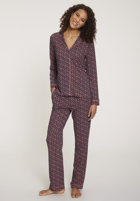 Bild: Pyjama von Vivance Dreams: Klassisch geschnittener Pyjama von Vivance Dreams mit Allovermuster. Langarmshirt mit Reverskragen und Knopfleiste. Hose mit elastischem Tunnelzugbund und Eingrifftaschen. Weicher Single-Jersey.