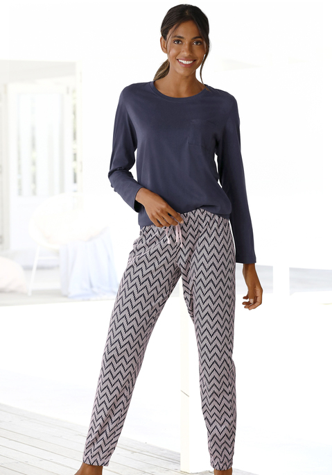 Bild: Pyjama von Vivance Dreams: Vivance Dreams Pyjama mit grafischem Druck. Unifarbenes Langarmshirt mit Rundhalsausschnitt und aufgesetzter Brusttasche. Allover bedruckte Hose mit elastischem Tunnelzugbund. Obermaterial: 100% Baumwolle (unterstützt Cotton made in Africa)