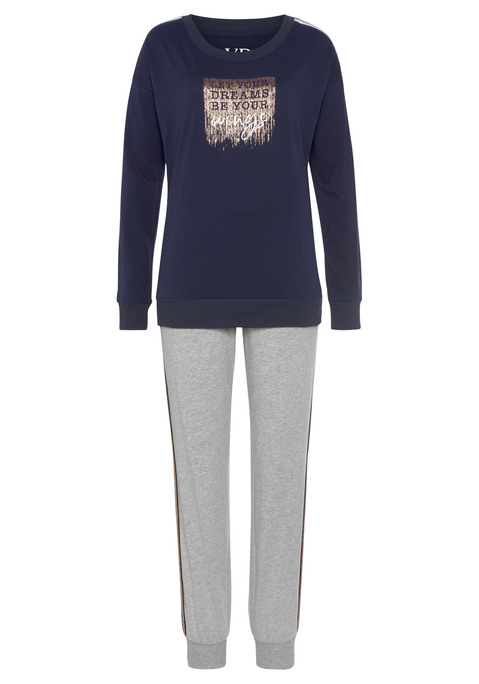 Bild: Pyjama von Vivance Dreams: Schlafanzug von Vivance Dreams mit Foildruck. Langarmshirt mit Tapes entlang der überschnittenen Schultern. Lange Hose mit elastischem Tunnelzugbund. Mit Bündchen an den Säumen. Obermaterial: 100% Baumwolle (unterstützt Cotton made in Africa)