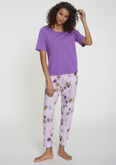 Bild: Pyjama von Vivance Dreams: Pyjama von Vivance Dreams mit Blumendruck. T-Shirt mit Crewneck. Lange Hose mit Dehnbund und Taschen. Klassisch und bequem geschnitten. Atmungsaktive und pflegeleichte Jerseywaremit weichem Griff aus  50% Baumwolle, 50% Viskose.