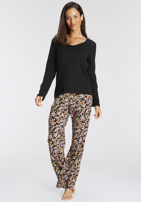 Bild: Pyjama von Vivance Dreams: Pyjama mit Blumenmuster. Geripptes Langarmshirt mit Mäusezähnchen am Rundhalsausschnitt. Allover gemusterte Hose mit erhöhtem Fake-Smogbund und seitlichen Eingrifftaschen. Aus 63% Polyester, 33% Viskose, 4% Elasthan. Hose aus 50% Baumwolle, 50% Viskose. Mit dem Kauf des Produktes wird die Initiative Cotton made in Africa unterstützt.