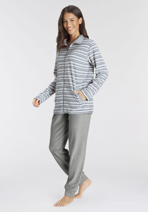 Bild: Pyjama von Vivance Dreams: Weicher Frottee-Pyjama von Vivance Dreams. Reißverschlussjacke mit garngefärbtem Streifenmuster, Stehkragen und Leistentaschen. Lange unifarbene Hose mit Dehnbund und gerippten Saumbündchen. Figurumspielende Passform. Pflegeleichte Qualität mit hohem Baumwollanteil.