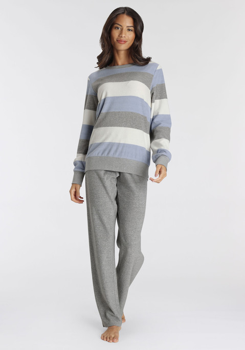 Bild: Pyjama von Vivance Dreams: Kuscheliger Frottee-Pyjama von Vivance Dreams. Langarmshirt mit Streifenmuster, Rundhalsausschnitt und breiten Ärmelrippbündchen. Lange Hose mit elastischem Bund und geradem Beinverlauf. Figurumspielende Passform. Von innen weich angeraute Qualität mit hohem Baumwollanteil.
