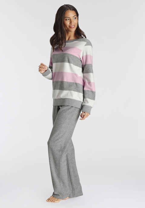 Bild: Pyjama von Vivance Dreams: Kuscheliger Frottee-Pyjama von Vivance Dreams. Langarmshirt mit Streifenmuster, Rundhalsausschnitt und breiten Ärmelrippbündchen. Lange Hose mit elastischem Bund und geradem Beinverlauf. Figurumspielende Passform. Von innen weich angeraute Qualität mit hohem Baumwollanteil.