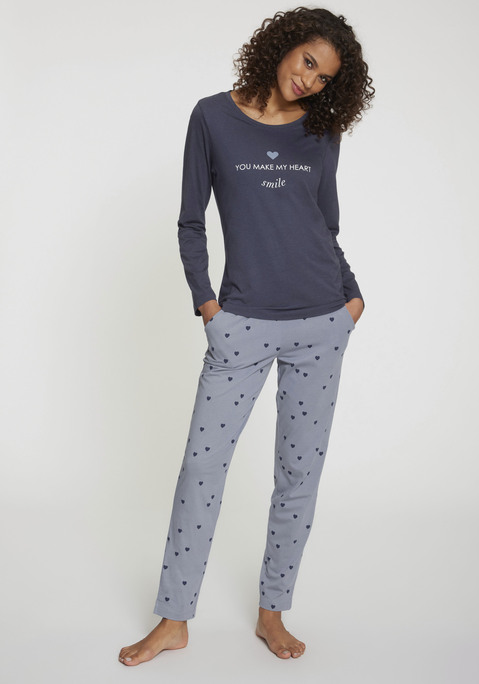 Bild: Pyjama von Vivance Dreams: Kuscheliger Pyjama von Vivance Dreams. Langärmeliges Shirt mit Rundhalsausschnitt und mit Print auf der Vorderseite. Gemusterte Schlupfhose mit Gummibund, Kordelzug und Taschen. Figurumspielende Passform. Jerseyware aus 50% Baumwolle und 50% Viskose.