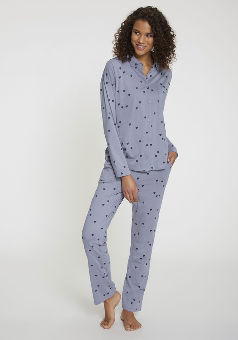 Bild: Pyjama von Vivance Dreams: Klassischer Pyjama von Vivance Dreams mit Alloverprint. Langärmeliges Shirt mit Umlegekragen, Knopfleiste und Brusttasche. Schlupfhose mit Gummibund und Taschen. Figurumspielende Passform. Jerseyware aus 50% Baumwolle und 50% Viskose.