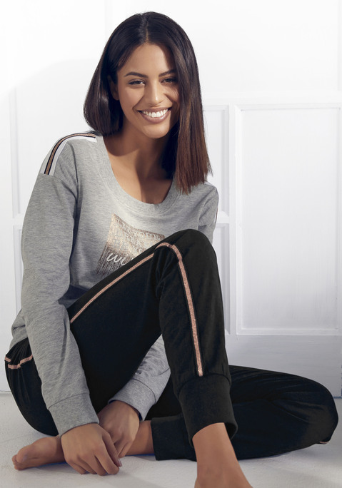 Bild: Pyjama von Vivance Dreams: Schlafanzug von Vivance Dreams mit Foildruck. Langarmshirt mit Tapes entlang der überschnittenen Schultern. Lange Hose mit elastischem Tunnelzugbund. Mit Bündchen an den Säumen. Obermaterial: 100% Baumwolle (unterstützt Cotton made in Africa)