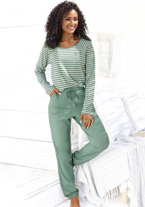Bild: Pyjama von Vivance Dreams: Langer Pyjama von Vivance Dreams. Langarm-Raglan mit Rundhalsausschnitt und Ringel-Allover-Druck. Lange Hose mit elastischem Bündchen und seitlichen Eingriffstaschen. Lässiger Schnitt. Weiche Single-Jersey-Qualität aus Baumwolle.