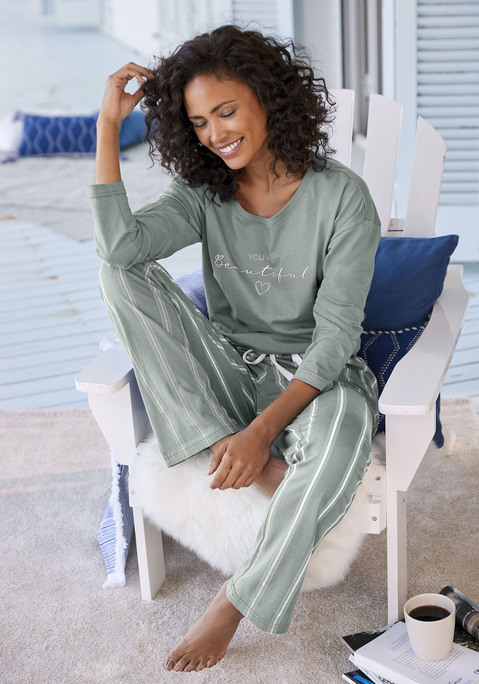 Bild: Pyjama von Vivance Dreams: Schlafanzug von Vivance Dreams. Langarmshirt mit Wordingprint vorn. Rundhalsausschnitt. Überschnittene Schultern. Gestreifte Hose mit elastischem Tunnelzugbund. Weiche Single-Jerseyqualität aus 100% Baumwolle.