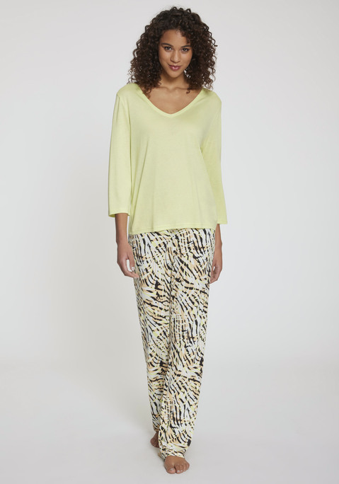 Bild: Pyjama von Vivance Dreams: Pyjama von Vivance Dreams. Blumendruck und Animalprint. Shirt mit V-Ausschnitt und 3/4 Ärmeln. Hose mit elastischem Bund. Gerade und bequem geschnitten. Atmungsaktive und pflegeleichte Single  Jersey Ware aus 100% Viskose.
