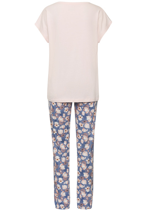 Bild: Pyjama von Vivance Dreams: Bequemer Pyjama von Vivance Dreams. Kurzärmliges Rundhalsshirt mit kleinem Frontprint. Rundum bedruckte Hose mit Eingrifftaschen und Gummizugbund mit Bindeband. Komfortabler Single-Jersey aus Baumwolle und Viskose.