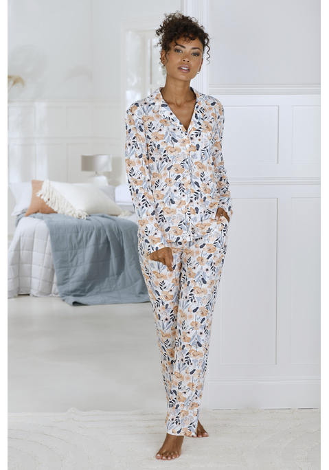 Bild: Pyjama von Vivance Dreams: Klassischer Pyjama mit Alloverprint von Vivance Dreams. Langarmshirt mit Reverskragen, durchgehender Knopfleiste und aufgesetzter Brusttasche. Lange Hose mit elastischem Kordelzugbund und Eingrifftaschen. Angenehm weiche Qualität aus einer Baumwoll-Viskosemischung.