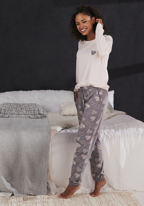Bild: Pyjama von Vivance Dreams: Pyjama von Vivance Dreams . Longsleeve mit Rundhalsausschnitt und Herz-Print. Lange Hose mit elastischem Tunnelzugbund und seitlichen Taschen. Bequem geschnitten. Atmungsaktive und pflegeleichter Baumwollmix.