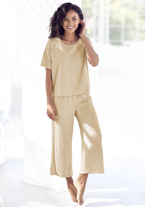 Bild: Pyjama von Vivance Dreams: Bequemer Pyjama von Vivance Dreams. Unifarbenes Design. T-Shirt mit überschnittenen Schultern und Rundhalsausschnitt. Culotte mit elastischem Bund. Weiche Rippqualität.