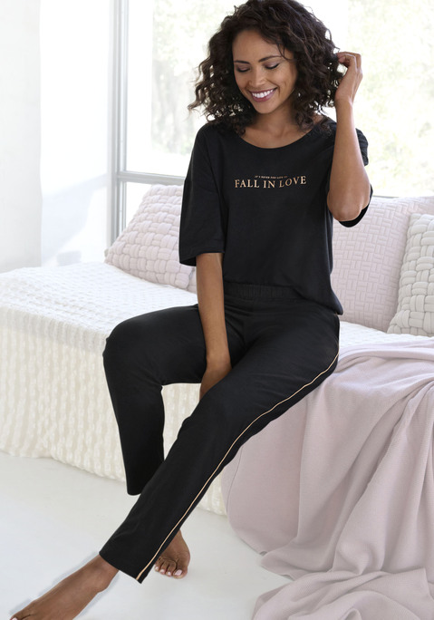 Bild: Pyjama von Vivance Dreams: Pyjama mit schönen Foildetails. Halbarmshirt mit überschnittener Schulter. Lange Hose mit elastischem Bund und Glanzpaspel entlang der Seitennaht.  Seitliche Eingrifftaschen. Angenehme Qualität aus 100% Baumwolle.