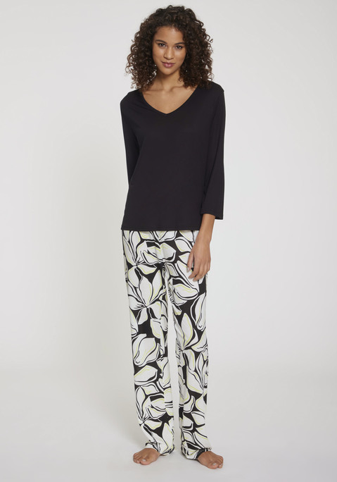 Bild: Pyjama von Vivance Dreams: Pyjama von Vivance Dreams. Blumendruck und Animalprint. Shirt mit V-Ausschnitt und 3/4 Ärmeln. Hose mit elastischem Bund. Gerade und bequem geschnitten. Atmungsaktive und pflegeleichte Single  Jersey Ware aus 100% Viskose.