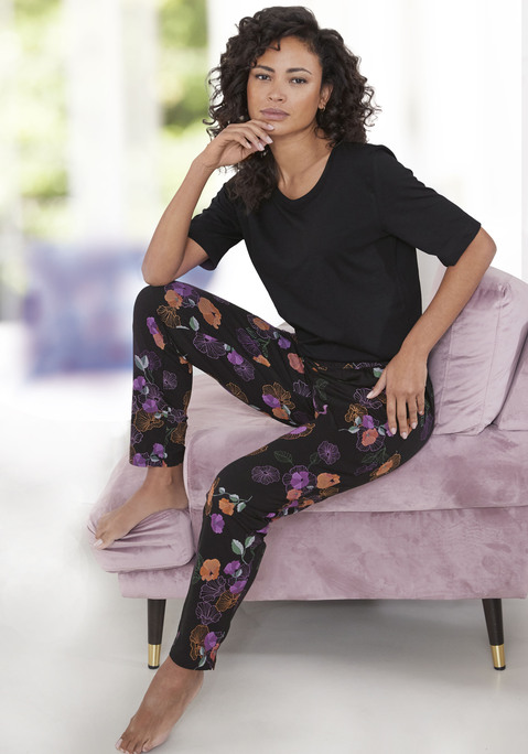 Bild: Pyjama von Vivance Dreams: Pyjama von Vivance Dreams mit Blumendruck. T-Shirt mit Crewneck. Lange Hose mit Dehnbund und Taschen. Klassisch und bequem geschnitten. Atmungsaktive und pflegeleichte Jerseywaremit weichem Griff aus  50% Baumwolle, 50% Viskose.