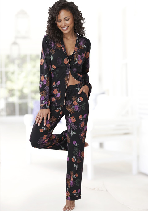Bild: Pyjama von Vivance Dreams: Pyjama von Vivance Dreams mit Blumendruck. Langärmeliges Oberteil mit Schalkragen, Knopfleiste und applizierter Brusttasche. Hose mit elastischem Kordelbund und Taschen. Klassisch und bequem geschnitten. Atmungsaktive und pflegeleichte Jerseyware  mit weichem Griff aus  50% Baumwolle, 50% Viskose.