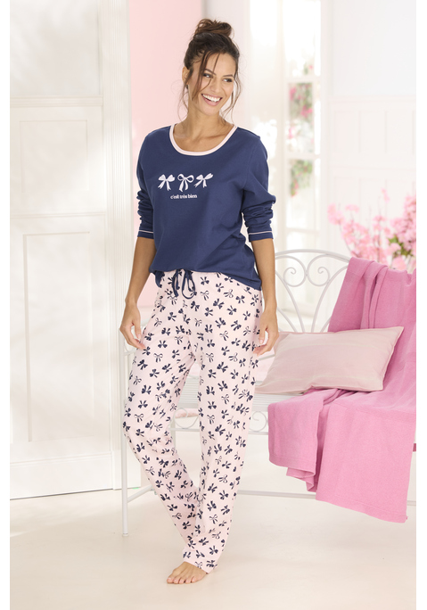 Bild: Pyjama von Vivance Dreams: Verspielter Pyjama von Vivance Dreams. Longsleeve mit Print vorn, Rundhalsausschnitt und Kontrastsäumen. Lange Hose mit Alloverprint, Elastikbund mit Tunnelzug und seitlichen Eingrifftaschen. Trageangenehme Baumwollqualität.