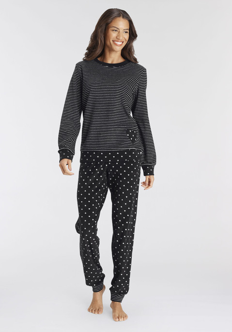 Bild: Pyjama von Vivance Dreams: Kuscheliger Frottee-Pyjama von Vivance Dreams. Langarmshirt mit Streifenmuster, Rundhalsausschnitt und abgesetzt gemusterten Ärmelbündchen. Herzförmige Applikation über dem Saum. Lange Hose mit Dehnbund und abgesetzt gemusterten Saumabschlüssen. Figurumspielende Passform. Weiche Qualität mit hohem Baumwollanteil.
