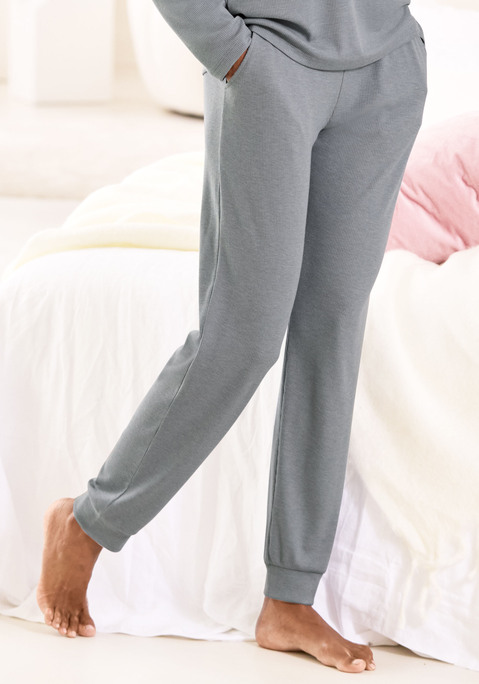 Bild: Pyjamahose von Vivance Dreams: Kuschelige Lounge-Hose von Vivance Dreams mit elastischem Tunnelzugbund und seitlichen Eingrifftaschen. Bequeme Passform. Pflegeleichter, elastischer Feinripp mit Viskoseanteil.