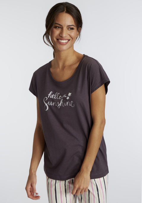 Bild: Pyjamaoberteil von Vivance Dreams: Bequem geschnittenes Schlafshirt von Vivance Dreams mit hübschem Frontprint. Rundhalsausschnitt und angeschnittene Ärmel. Weiche Jerseyware aus 50% Baumwolle, 50% Viskose.