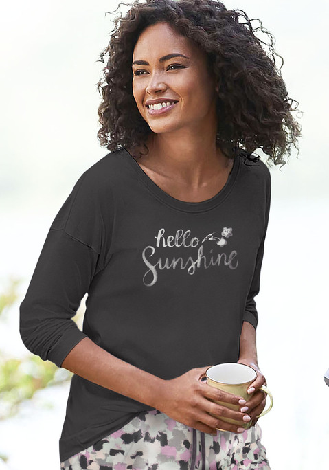 Bild: Pyjamaoberteil von Vivance Dreams: Lässiges Longsleeve mit überschnittenen Schultern und schönem Frontprint. Rundhalsausschnitt. Vielseitig kombinierbar. Angenehme Qualität.