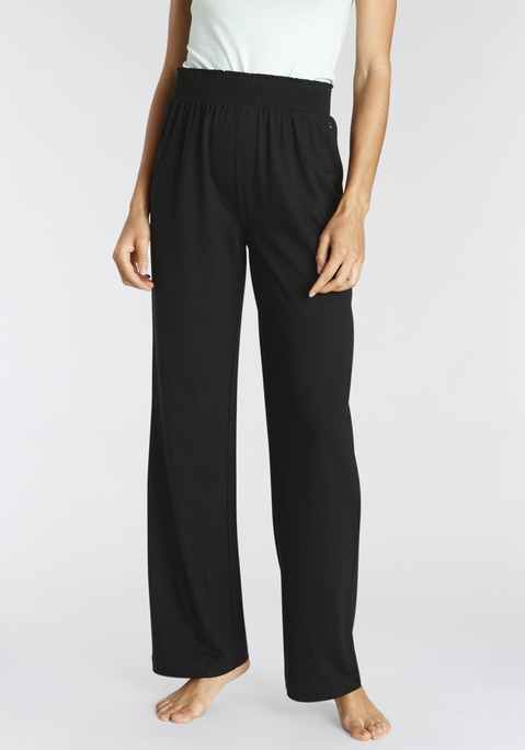 Bild: Schlafhose von Vivance Dreams: Feminine Schlafhose mit weitem Bein und erhöhter Taille. Elastischer Bund in Smok-Optik. Aus 50% Baumwolle, 50% Viskose. Mit jedem Kauf eines Artikels aus Cotten made in Africa untestützt Du die Initiative.
