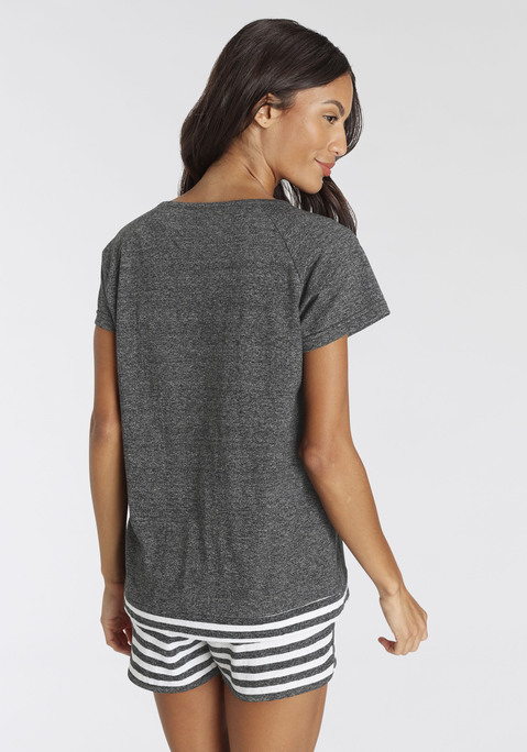 Bild: Shorty von Vivance Dreams: Hübscher Shorty von Vivance Dreams. Shirt mit Rundhalsausschnitt, kurzen Raglanärmeln und gestreiftem Saumbündchen. Shorts mit Streifenmuster, Dehnbund und seitlich abgerundetem Hosensaum. Figurumspielende Passform. Pflegeleichter, weicher Single-Jersey aus 50% Baumwolle, 50% Polyester.