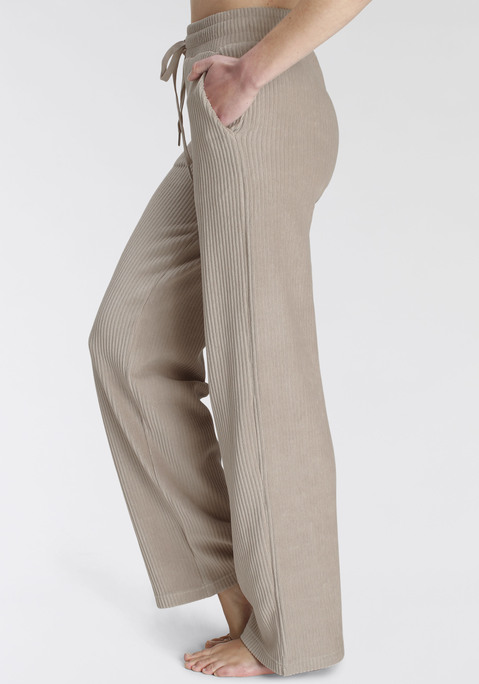 Bild: Homewearhose von Vivance: Bequeme Cordhose von Lascana mit weitem Bein. Breite elastische Cordstruktur. Eingrifftaschen. Kleines Emblem. Gut kombinierbar. Weiches Material.