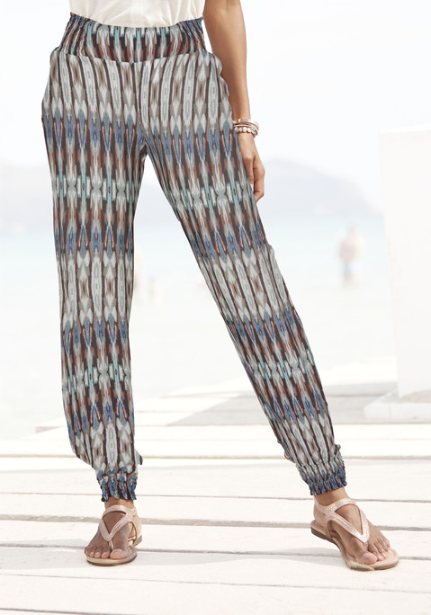 Bild: Jerseyhose von Vivance: Strandhose von Vivance. Allovermuster. Jedes Teil ein Unikat. Breite Smokbündchen. Seitliche Eingrifftaschen. Weite Hosenform. Weiche Qualität.