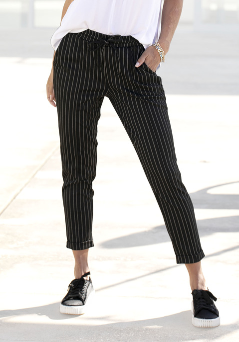 Bild: Jogger Pants von Vivance: Schlupfhose von VIVANCE im Streifendesign. Bequeme Form mit elastischem Bund und Tunnelzug. Seitliche Eingrifftaschen und Ziertaschen hinten. Umschlag am Saum. Innenbeinlänge ca. 68 cm. Aus 79% Polyester, 19% Viskose, 2% Elasthan.