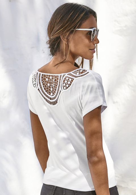 Bild: Kurzarmshirt von Vivance: Vivance T-Shirt mit weichem Häkeleinsatz am Rücken. Gummizug am Bund für eine lockere Passform. Aus elastischer Qualität mit angenehmer Viskosefaser.