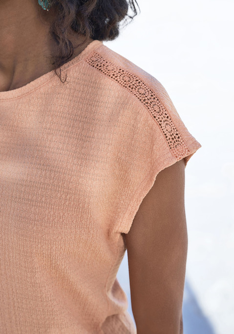 Bild: Kurzarmshirt von Vivance: Feminines Rundhals-T-Shirt von Vivance mit schmalem Häkeleinsatz an der Schulter. Vielseitig kombinierbar. Aus strukturierter Crêpeware mit recyceltem Polyester.