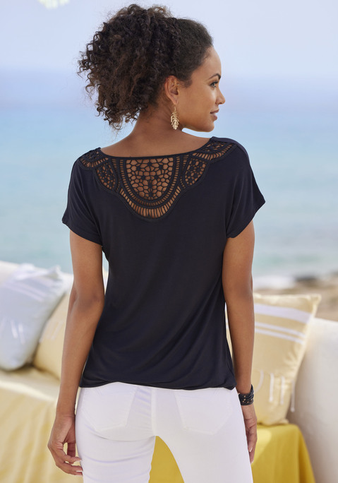 Bild: Kurzarmshirt von Vivance: Vivance T-Shirts mit weichem Häkeleinsatz am Rücken. Gummizug am Bund für eine lockere Passform. Aus elastischer Qualität mit angenehmer Viskosefaser.