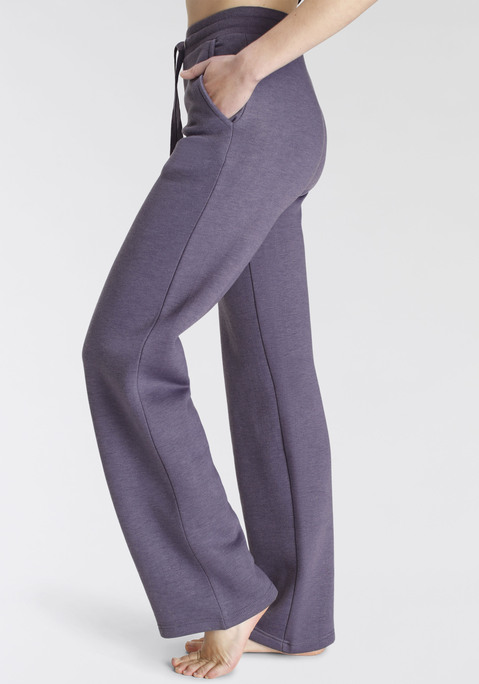 Bild: Relaxhose von Vivance: Bequeme Loungepants von Vivance. Elastischer Tunnelzugbund mit Kordel. Seitliche Eingrifftaschen. Figurumspielender, gerader Schnitt. Sehr weiche Sweatware mit kuscheliger Innenseite. Aus 50% Polyester, 30% Viskose, 20% Baumwolle.