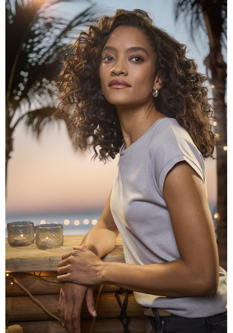 Bild: Rundhalsshirt von Vivance: Luftiges T-Shirt von Vivance mit hübschem Glitzerdruck. Gummizug im Bund für einen lockeren Sitz. Angeschnittene Ärmel. Fließende Qualität mit Viskose.