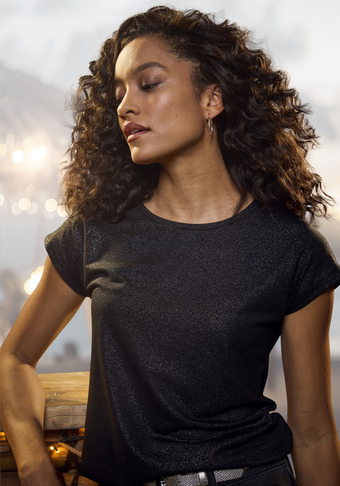 Bild: Rundhalsshirt von Vivance: Luftiges T-Shirt von Vivance mit hübschem Glitzerdruck. Gummizug im Bund für einen lockeren Sitz. Angeschnittene Ärmel. Fließende Qualität mit Viskose.