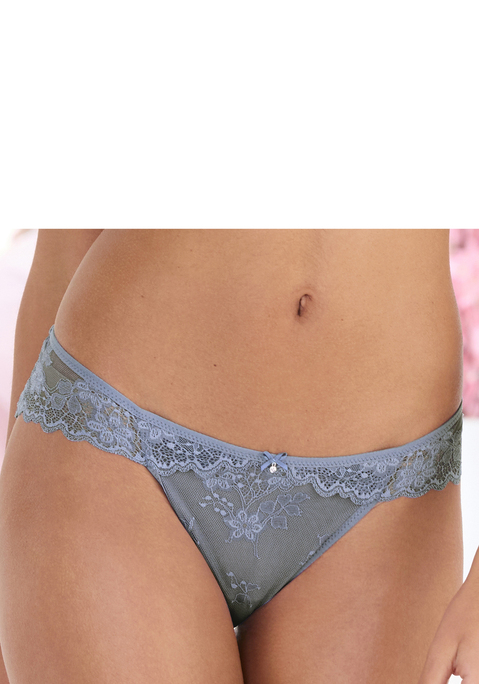 Bild: Slip von Vivance: Femininer Slip in edler Schnittführung. Rundherum aus zarter Jacquardspitze in blumiger Optik. Mit feiner Zierschleife und hübschem Glitzeraccessoire. Mit eingearbeitetem Baumwollzwickel. Passende BHs aus der gleichen Serie erhältlich. Obermaterial: 88% Polyamid, 12% Elasthan.