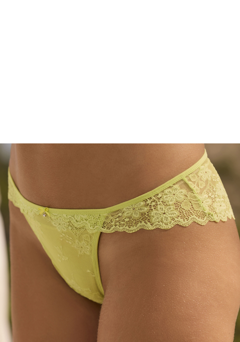 Bild: Slip von Vivance: Femininer Slip in edler Schnittführung. Rundherum aus zarter Jacquardspitze in blumiger Optik. Mit feiner Zierschleife und hübschem Glitzeraccessoire. Mit eingearbeitetem Baumwollzwickel. Passende BHs aus der gleichen Serie erhältlich. Obermaterial: 88% Polyamid, 12% Elasthan.
