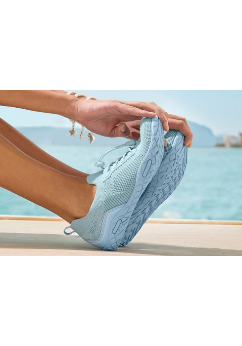 Bild: Sneaker von Vivance: Sportlicher Sneaker von Vivance mit ultraleichter und flexibler Sohle. Einfaches Hineinschlüpfen dank Kordelzug und elastischen Schnürbändern. Mit herausnehmbarer Innensohle, für lose Einlagen geeignet. Sockendesign mit Zuglasche an der Ferse. Obermaterial aus Lederimitat und Textil. Futter und Decksohle aus Textil. Laufsohle aus Synthetik.