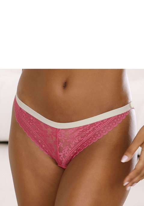Bild: String von Vivance: Femininer String mit elastischem Bund. Rundherum aus Spitze, die anteilig recyceltes Polyamid enthält. Mit eingearbeitetem Baumwollzwickel. Passende BH's aus der gleichen Serie erhältlich. Mit Liebe & Leidenschaft in Hamburg kreiert. Spitze aus 60% Polyamid recycelt, 27% Polyamid, 13% Elasthan