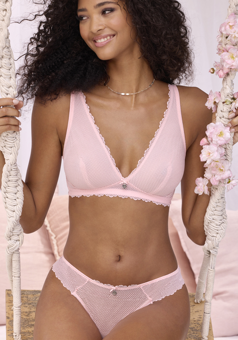 Bild: Bralette-BH von Vivance: Femininer Bralette-BH (ohne Bügel) im angesagtem High-Apex-Design. Rundherum aus elastischer Netzspitze mit zartem Mesh unterlegt. Mit feiner Zierschleife und hübschem Accessoire vorne mittig. Individuell verstellbare Träger sowie Rückenverschluss. Passende Unterteile aus der gleichen Serie erhältlich. Reizwäsche. Verführerische Dessous. Spitzen-Dessous. Romantische Dessous. Verspielte Dessous. Aus 92% Polyamid, 8% Elasthan.